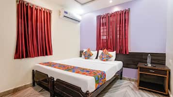 Egyptian cotton sheets, premium bedding, in-room safe, desk