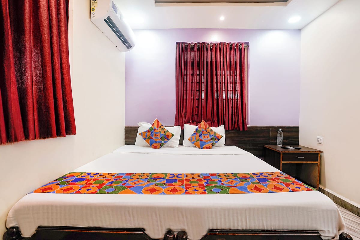 Deluxe Room | Egyptian cotton sheets, premium bedding, in-room safe, desk