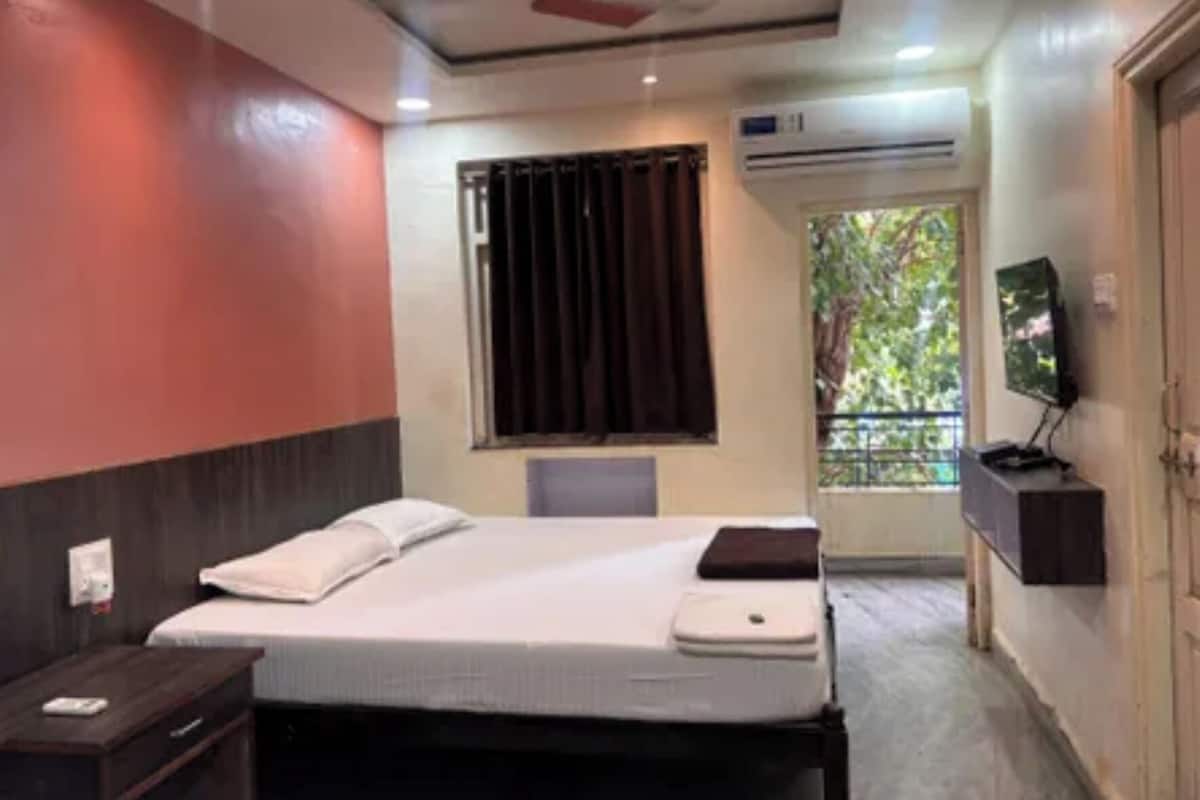 Deluxe Room | Egyptian cotton sheets, premium bedding, in-room safe, desk