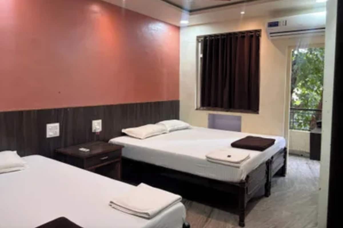 Premium Room | Egyptian cotton sheets, premium bedding, in-room safe, desk
