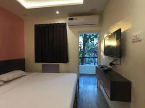 Egyptian cotton sheets, premium bedding, in-room safe, desk