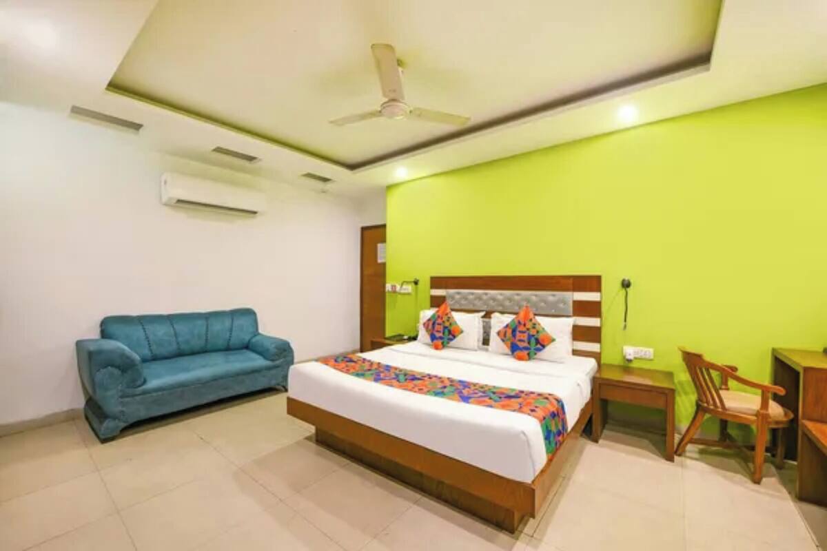 Deluxe Room | Egyptian cotton sheets, premium bedding, in-room safe, desk