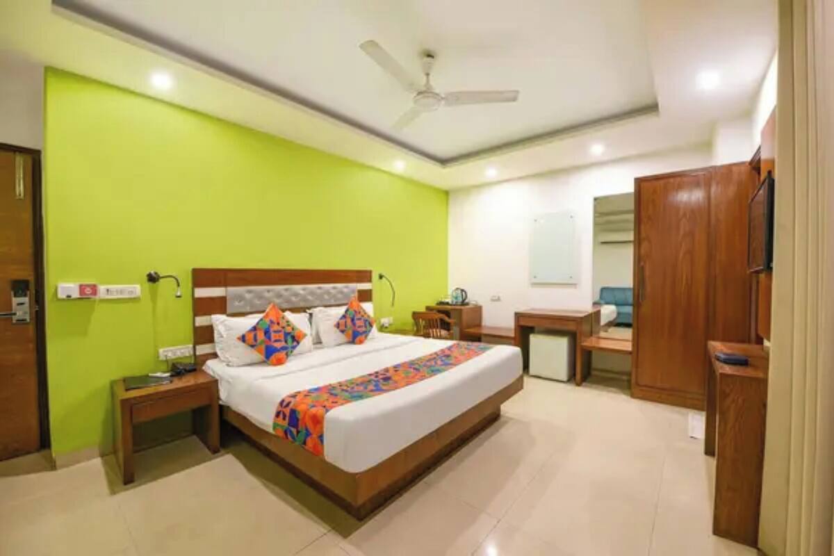 Premium Room | Egyptian cotton sheets, premium bedding, in-room safe, desk