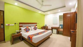 Premium Room | Egyptian cotton sheets, premium bedding, in-room safe, desk