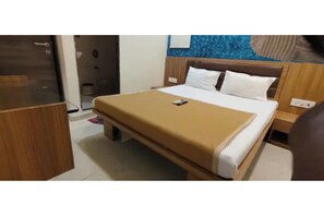 Egyptian cotton sheets, premium bedding, in-room safe, desk - Fabhotel Riverstone Resort (Pen)