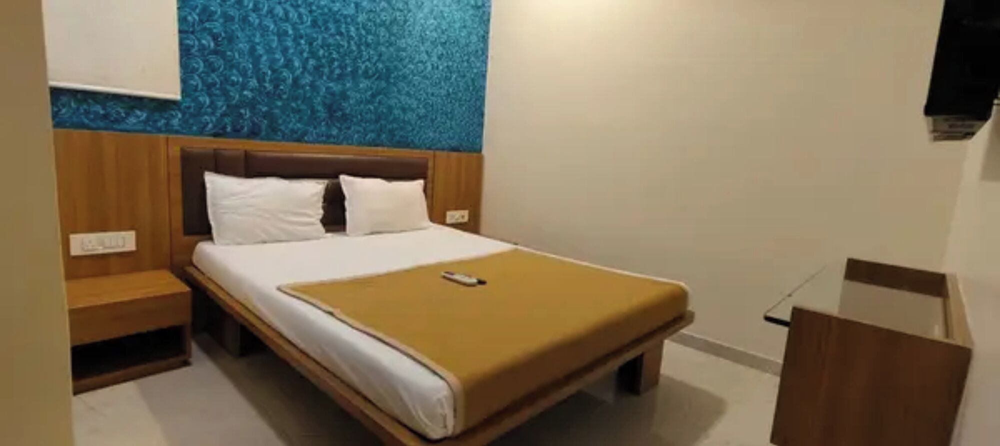 Egyptian cotton sheets, premium bedding, in-room safe, desk