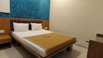 Egyptian cotton sheets, premium bedding, in-room safe, desk