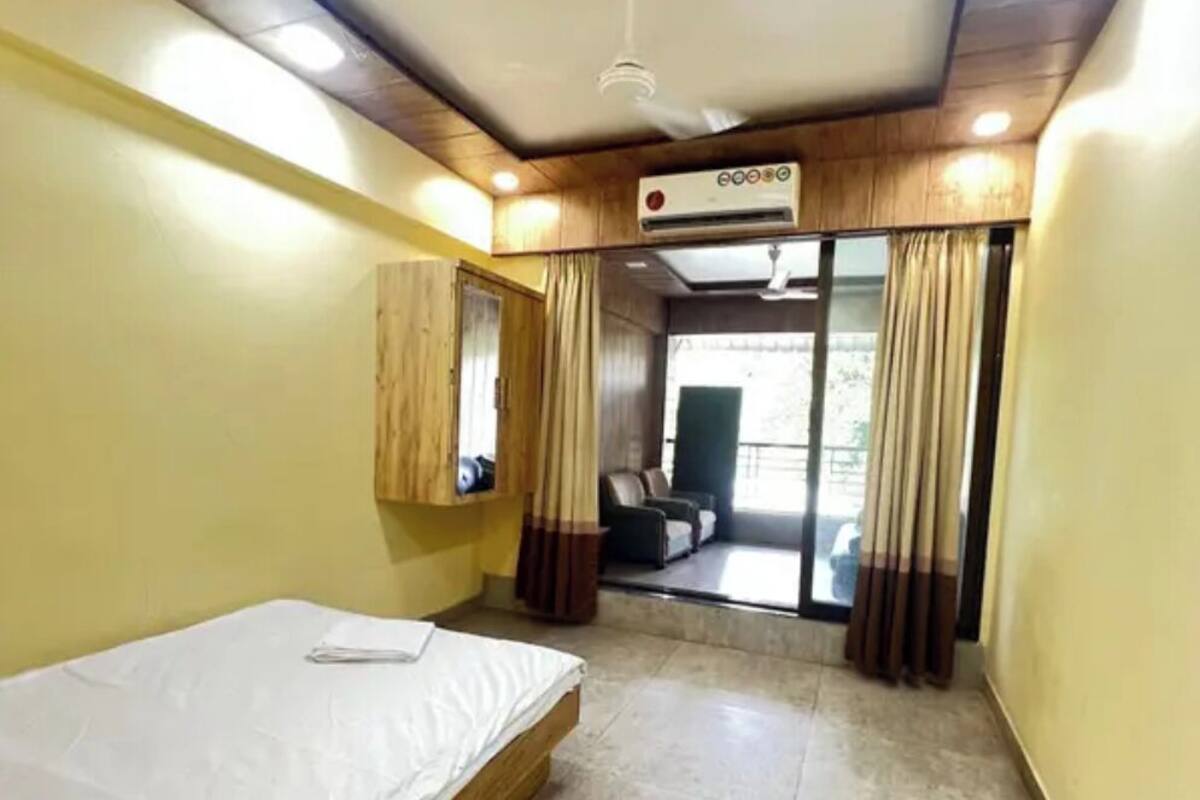 Deluxe Room | Egyptian cotton sheets, premium bedding, in-room safe, desk