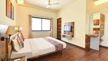 Egyptian cotton sheets, premium bedding, in-room safe, desk
