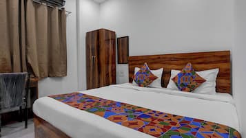Egyptian cotton sheets, premium bedding, in-room safe, desk