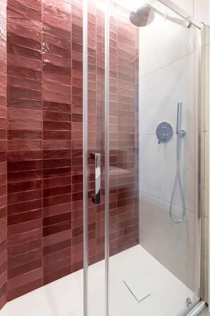 Dusche, Haartrockner, Handtücher
