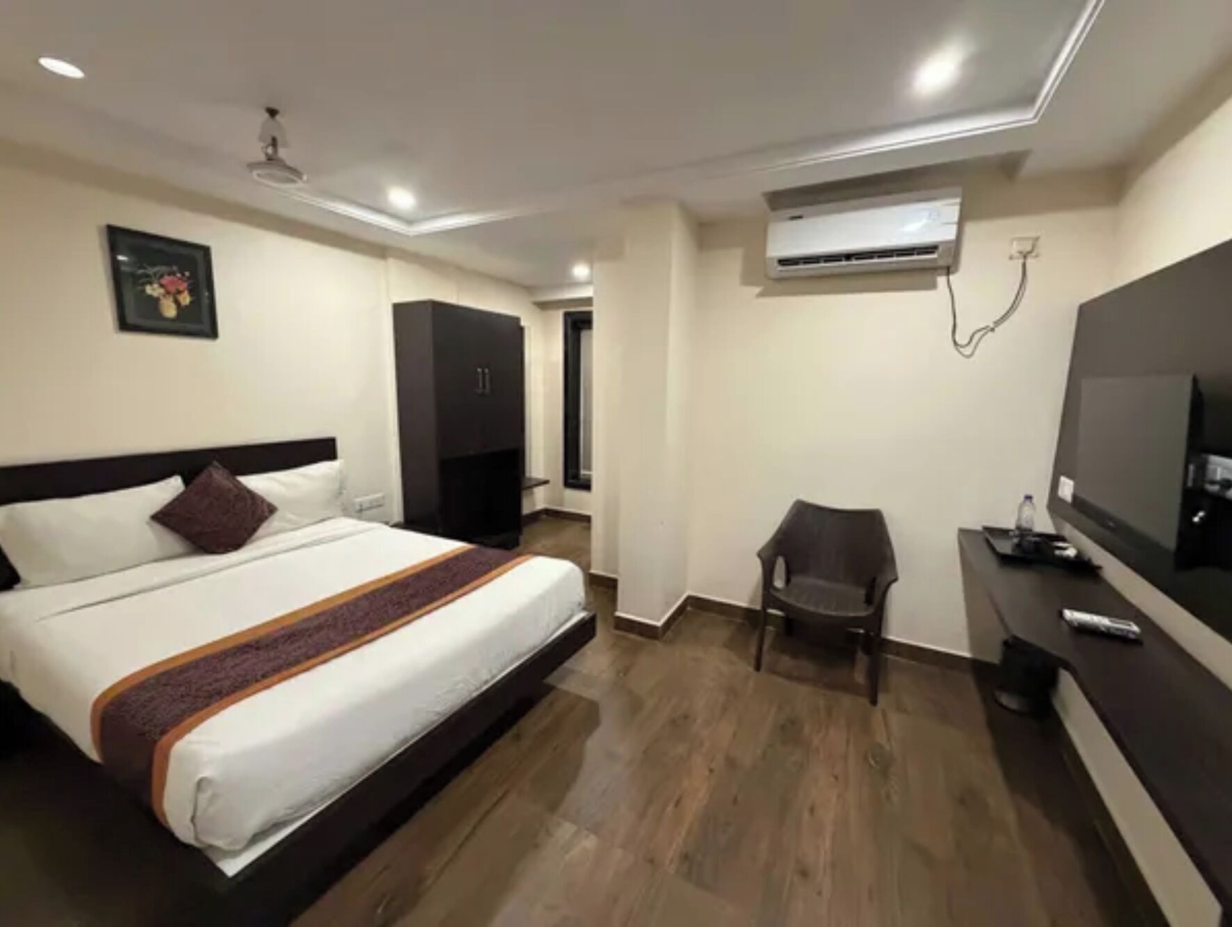 Egyptian cotton sheets, premium bedding, desk, free WiFi