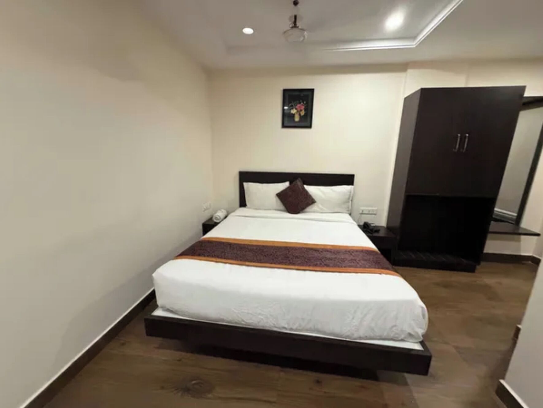 Egyptian cotton sheets, premium bedding, desk, free WiFi