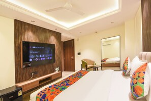 Premium Room | Egyptian cotton sheets, premium bedding, in-room safe, desk - Fabhotel Elvilla Model Town (New Delhi)