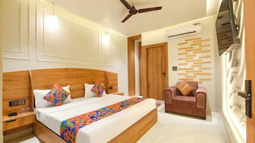Egyptian cotton sheets, premium bedding, in-room safe, desk