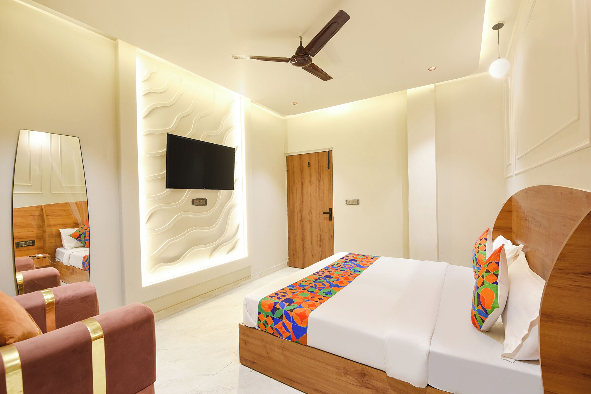 Egyptian cotton sheets, premium bedding, in-room safe, desk