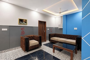 Shower, rainfall showerhead, free toiletries, towels - Fabhotel Sweet Home (Faridabad)
