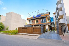 Exterior - Fabhotel Pillow & Pesto (Noida)