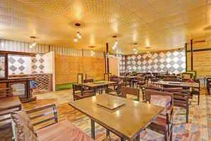 Restaurant - Fabhotel Pillow & Pesto (Noida)