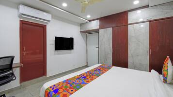 Deluxe Room | Egyptian cotton sheets, premium bedding, in-room safe, desk