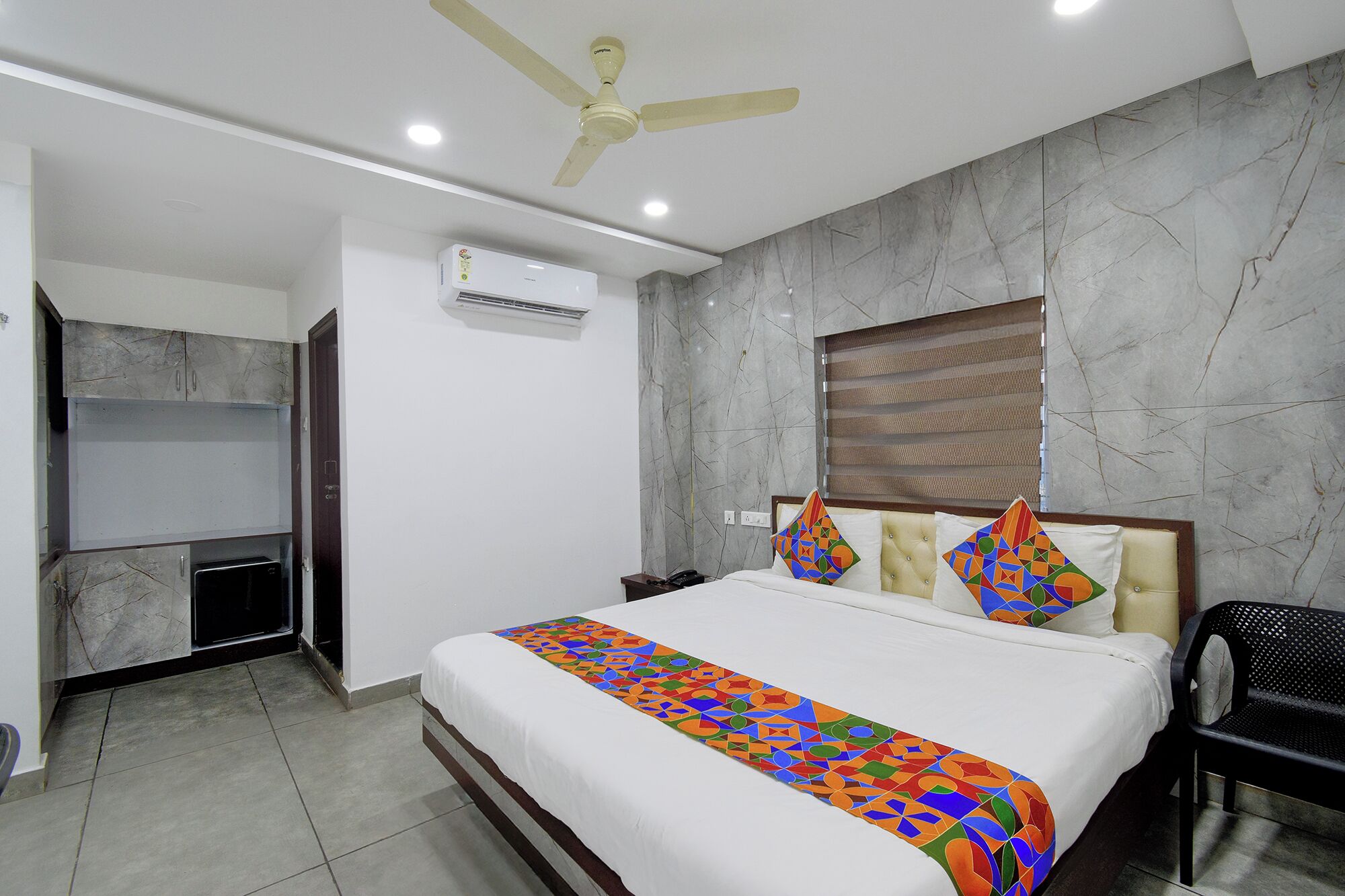 Egyptian cotton sheets, premium bedding, in-room safe, desk