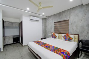 Luxury Suite | Egyptian cotton sheets, premium bedding, in-room safe, desk - Fabhotel Sushmitha Inn (Hanmakonda)