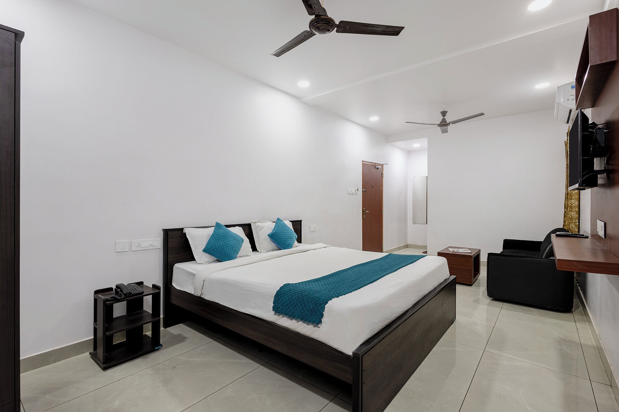 Egyptian cotton sheets, premium bedding, in-room safe, desk