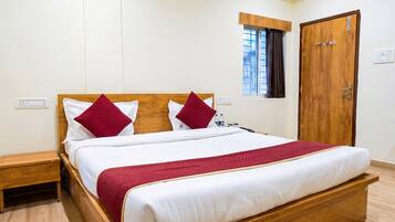 Egyptian cotton sheets, premium bedding, desk, free WiFi