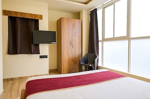 Egyptian cotton sheets, premium bedding, desk, free WiFi