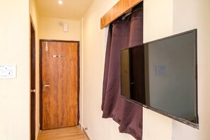 Egyptian cotton sheets, premium bedding, desk, free WiFi