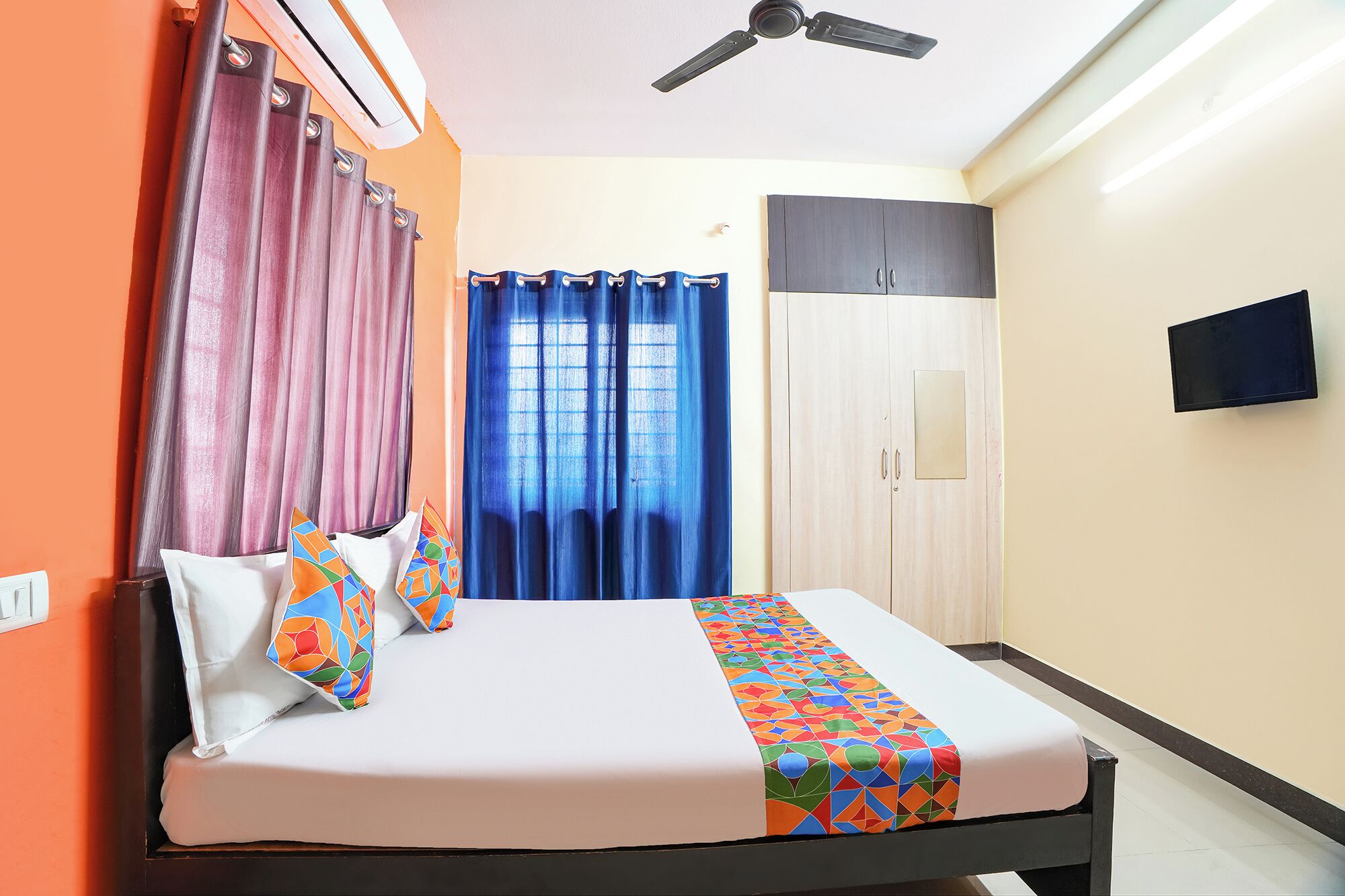 Egyptian cotton sheets, premium bedding, in-room safe, desk