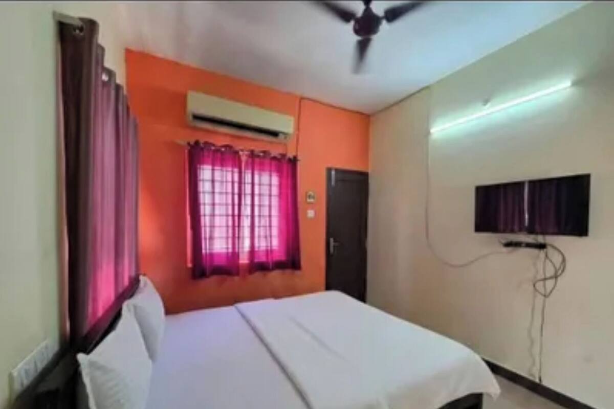 Deluxe Room | Egyptian cotton sheets, premium bedding, in-room safe, desk