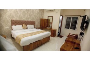Egyptian cotton sheets, premium bedding, in-room safe, desk - Fabhotel Sree Surya Residency (Visakhapatnam)