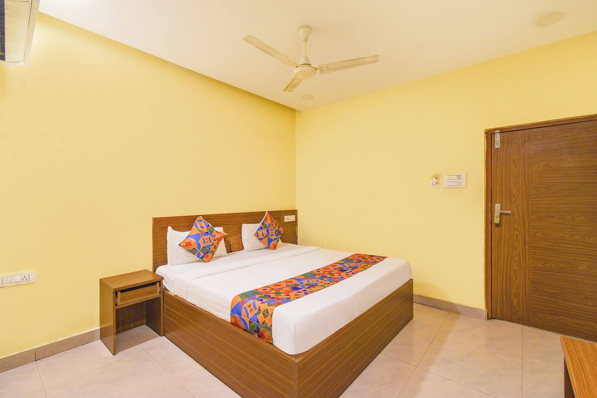 Deluxe Room | Egyptian cotton sheets, premium bedding, in-room safe, desk