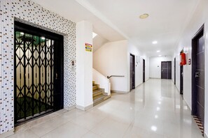 Egyptian cotton sheets, premium bedding, in-room safe, desk - Fabhotel Aditya Grand (Guntur)