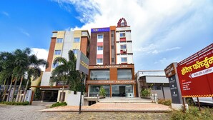 Un hotel de varios pisos con un letrero que dice 'Hotel Fortune Inn' y 'Fortune Inn Lodge'.