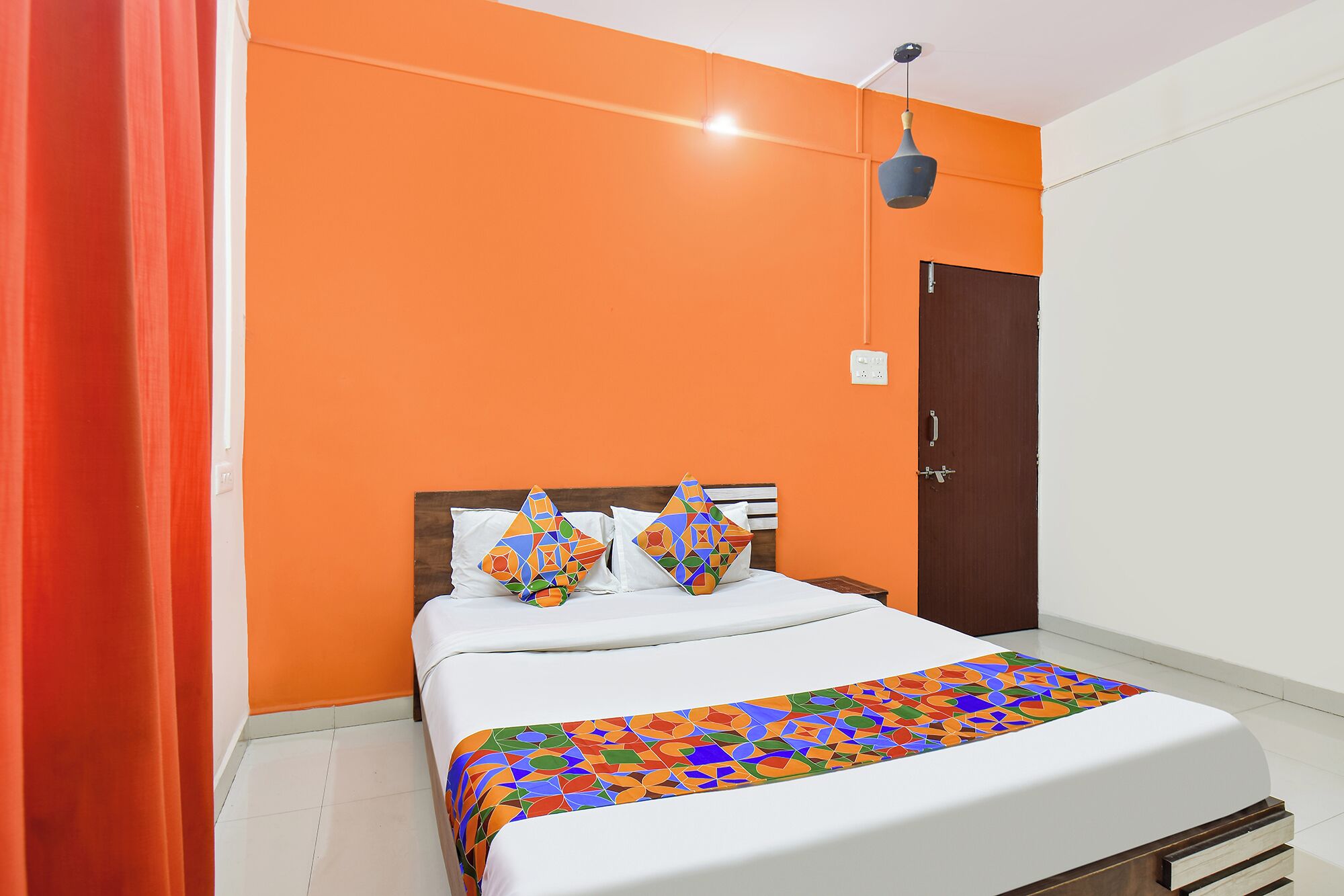 Egyptian cotton sheets, premium bedding, desk, free WiFi