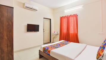 Egyptian cotton sheets, premium bedding, desk, free WiFi