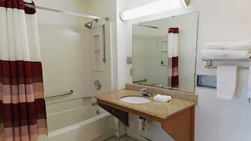 Een douche, een haardroger, handdoeken