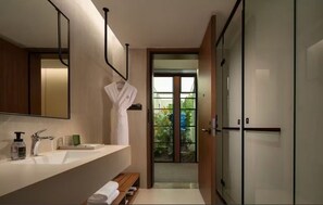 Comfort Twin kamer, uitzicht op stad | Badkamer | Een haardroger, handdoeken, zeep, shampoo