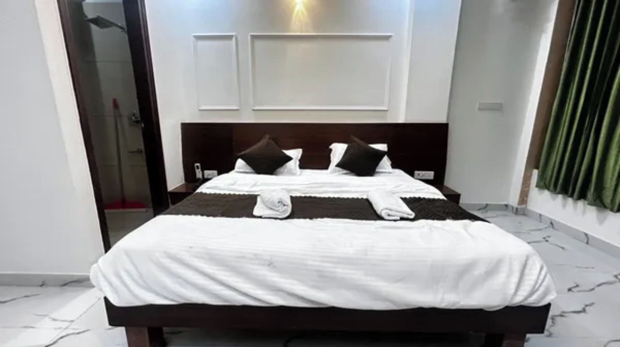 Premium Room | Egyptian cotton sheets, premium bedding, in-room safe, desk