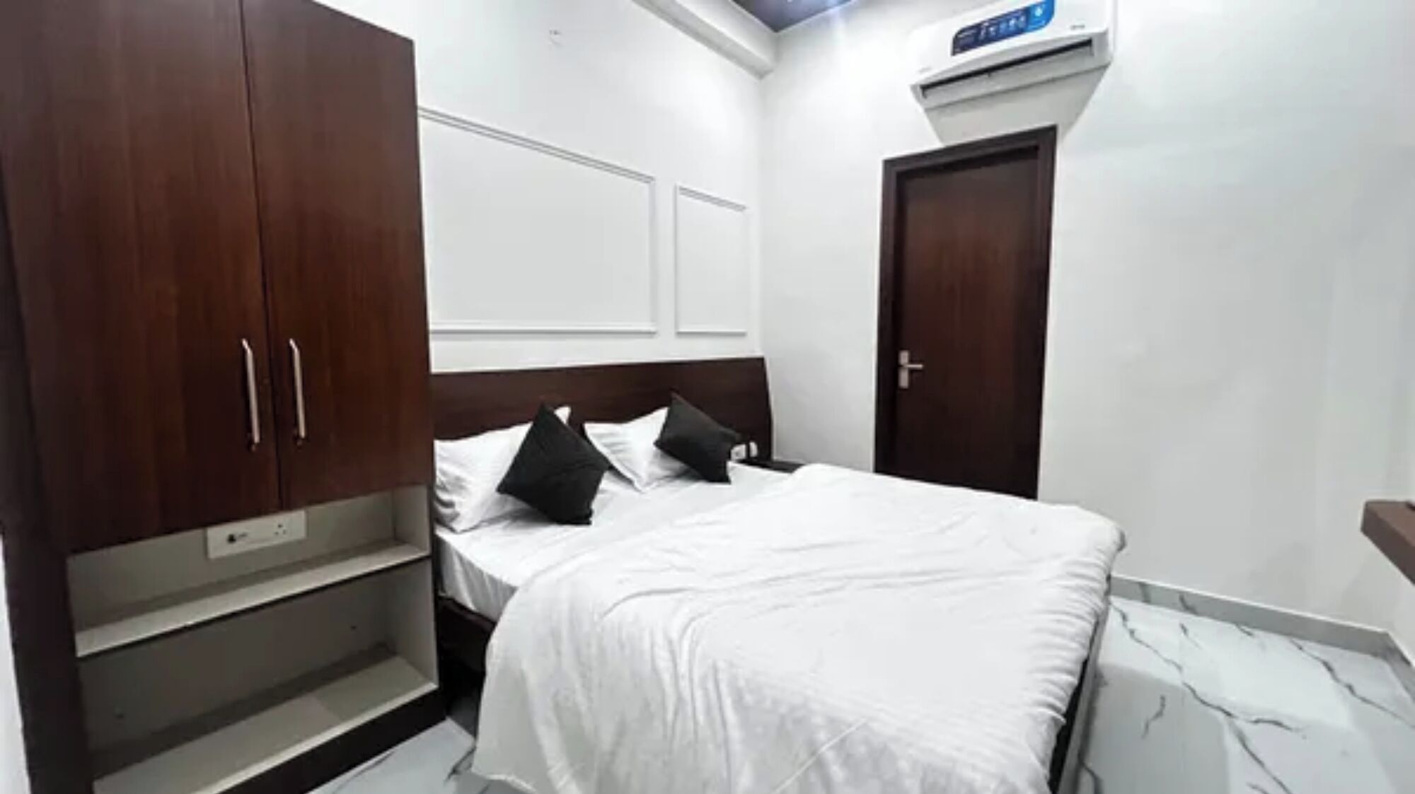 Deluxe Room | Egyptian cotton sheets, premium bedding, in-room safe, desk