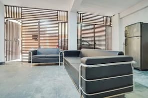 Lobby sitting area - Fabhotel Devika (New Delhi)