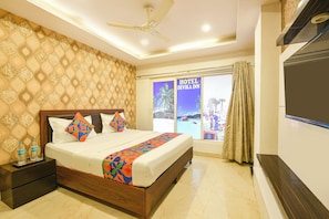 Egyptian cotton sheets, premium bedding, in-room safe, desk - Fabhotel Devika (New Delhi)