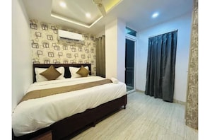 Deluxe Room | Egyptian cotton sheets, premium bedding, in-room safe, desk - Fabhotel Devika (New Delhi)