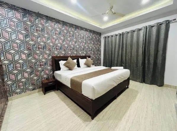 Deluxe Room | Egyptian cotton sheets, premium bedding, in-room safe, desk - Fabhotel Devika (New Delhi)