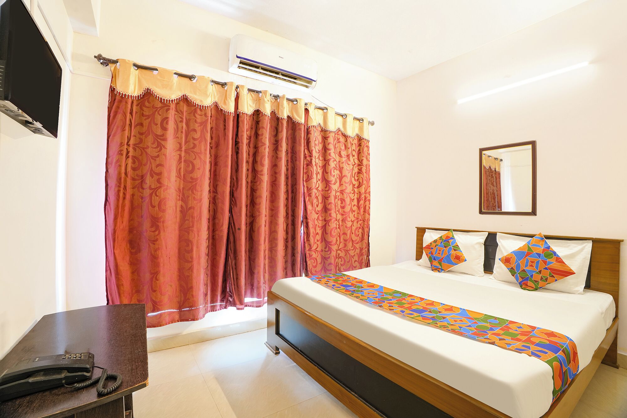 Egyptian cotton sheets, premium bedding, in-room safe, desk
