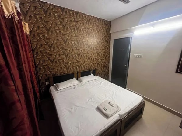 Egyptian cotton sheets, premium bedding, in-room safe, desk - Fabhotel Skypix (Chennai)