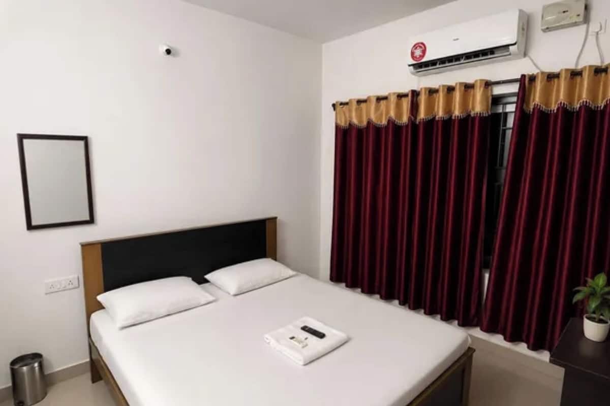 Deluxe Room | Egyptian cotton sheets, premium bedding, in-room safe, desk