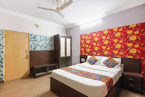 Egyptian cotton sheets, premium bedding, in-room safe, desk
